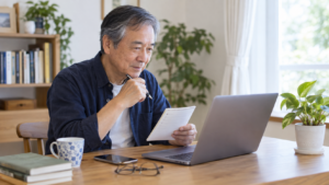 60代からWordPressブログを始める準備をする男性